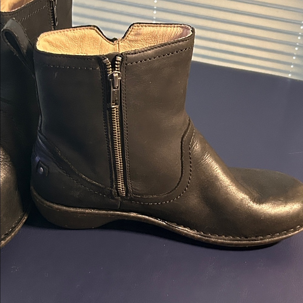 Women’s  new UGG Black Leather ANKLE Boots. SIZE 10 - Picture 3 of 8